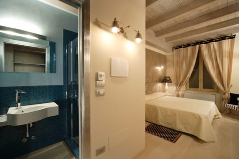 Standard Room | Minibar, in-room safe, desk, soundproofing