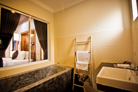 Executive Suite - Pool View | Bathroom | Combined shower/tub, deep soaking tub, free toiletries, hair dryer