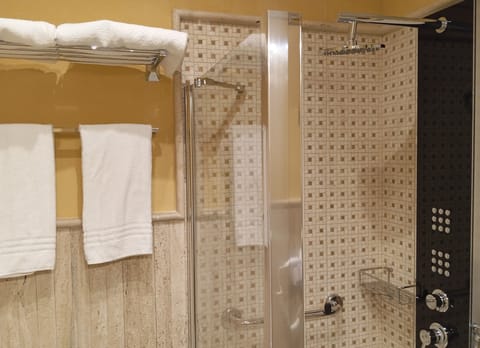 Family Room | Bathroom | Free toiletries, hair dryer, bidet, towels