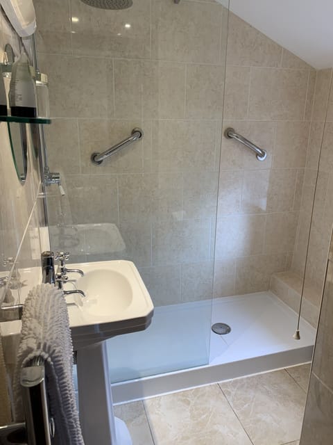 Standard Double Room | Bathroom | Free toiletries, hair dryer, towels