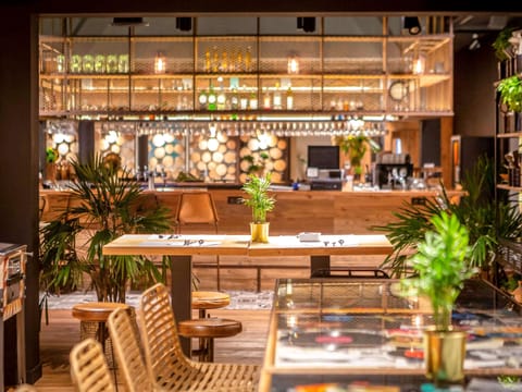 Breakfast, lunch, dinner served; French cuisine, alfresco dining 