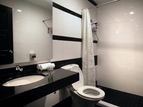 Compact S | Bathroom | Shower, free toiletries, hair dryer, towels