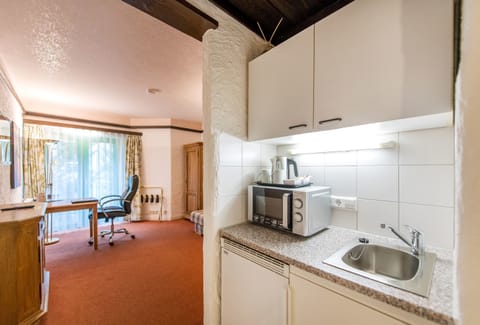 Single Room | Private kitchen | Fridge, coffee/tea maker, electric kettle