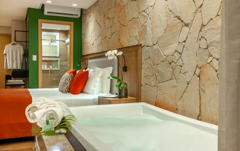 Quarto casal luxo, banheira de hidromassagem e varanda | Private spa tub