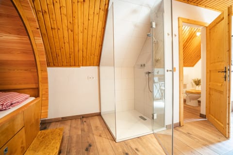 Chalet | Bathroom | Shower, free toiletries, hair dryer, towels