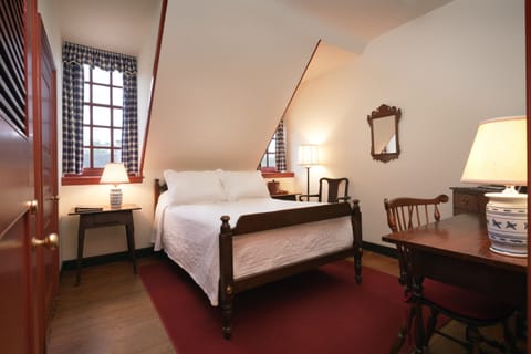 Classic Tavern Room, 1 Queen Bed | Egyptian cotton sheets, premium bedding, pillowtop beds