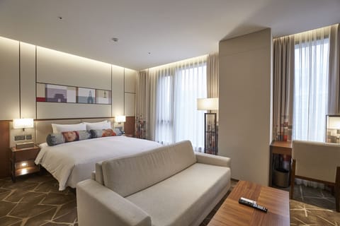 Urban, Studio Suite, 1 King Bed with Sofa bed, Non Smoking | Premium bedding, down comforters, in-room safe, desk