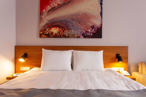 Deluxe Room, 1 King Bed, Non Smoking (with Sofabed) | Premium bedding, pillowtop beds, in-room safe, individually decorated