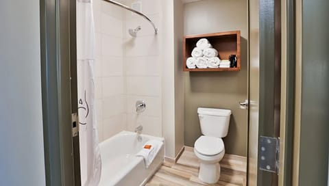 Room (KidKamp-Waterpark Included) | Bathroom | Combined shower/tub, designer toiletries, hair dryer, towels