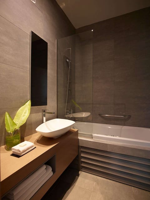 Double Room with Inland View | Bathroom | Shower, rainfall showerhead, designer toiletries, hair dryer
