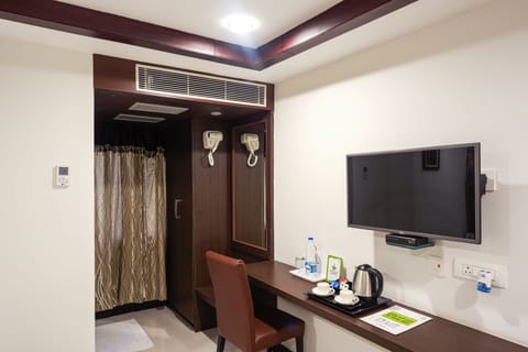 Deluxe Room | Desk, blackout drapes, iron/ironing board, rollaway beds