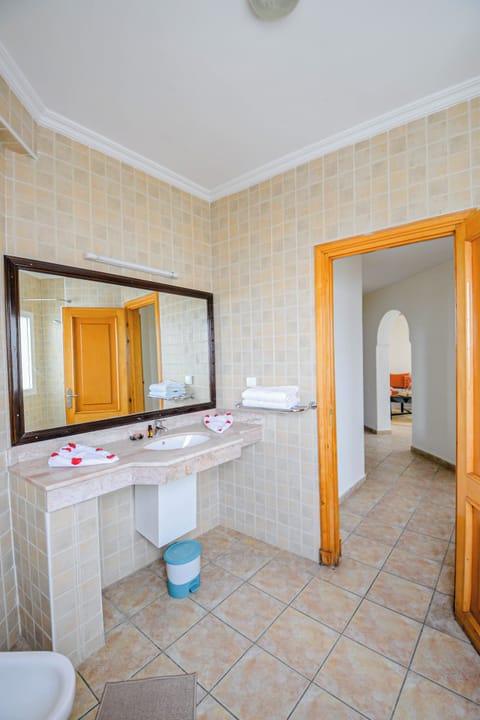 Apartment | Bathroom | Shower, free toiletries, hair dryer, bidet