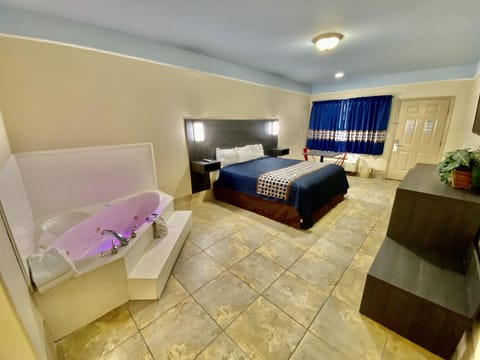 King Jacuzzi Suite | In-room safe, desk, laptop workspace, blackout drapes