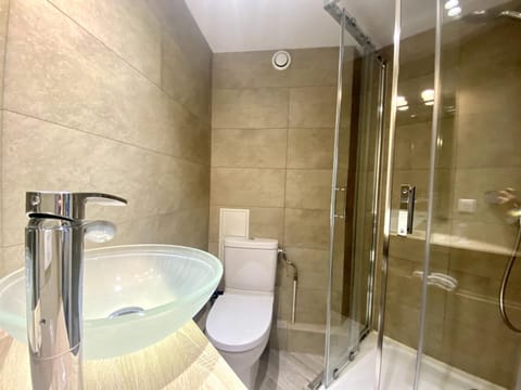 Economy Single Room | Bathroom | Eco-friendly toiletries, hair dryer, towels, soap