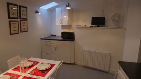 Studio | Private kitchenette | Fridge, cookware/dishes/utensils