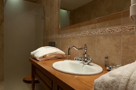 Superior Double or Twin Room (Free Relax Zone Access, WiFi) | Bathroom | Free toiletries, hair dryer, bathrobes, slippers