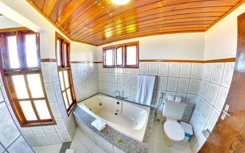 Suite Makaira Vista Mar | Bathroom | Shower, free toiletries, towels