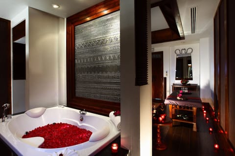 Couples treatment rooms, sauna, spa tub, body treatments, aromatherapy