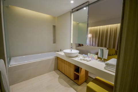 Suite Room | Bathroom | Free toiletries, hair dryer, slippers, bidet