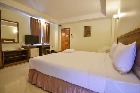 Standard Double Room | Hypo-allergenic bedding, desk, blackout drapes, free WiFi