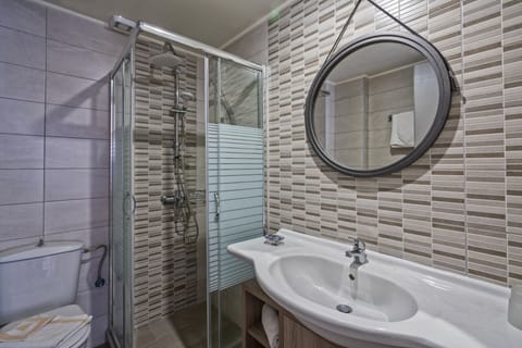 Superior Studio Suite | Bathroom | Hair dryer, towels