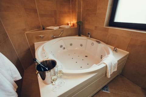 Deluxe Suite | Bathroom | Shower, slippers