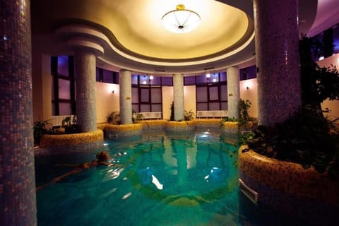 Indoor pool, sun loungers