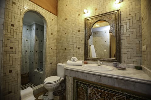 Suite (Mandriya) | Bathroom | Hydromassage showerhead, designer toiletries, hair dryer, bathrobes