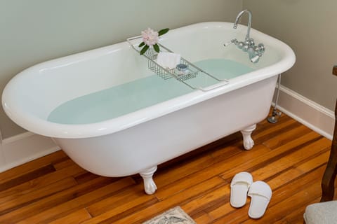 Room, 1 King Bed (Wible Suite) | Bathroom | Eco-friendly toiletries, hair dryer, bathrobes, towels