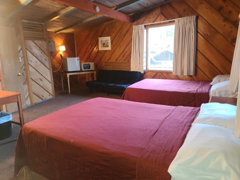 Comfort Room, Multiple Beds | Desk, blackout drapes, free WiFi, bed sheets
