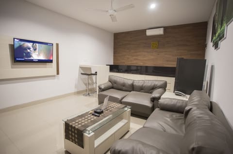 Signature Room | Living room | 24-inch flat-screen TV with cable channels, TV