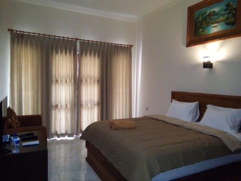 Deluxe Double Room, 1 King Bed, Mountain View, Garden Area | Free WiFi, bed sheets