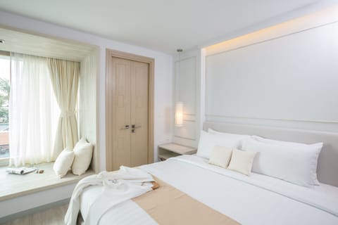 Deluxe Sea Side | In-room safe, desk, blackout drapes, soundproofing