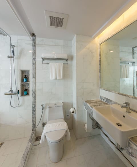 Deluxe Sea Side | Bathroom | Shower, free toiletries, hair dryer, bathrobes