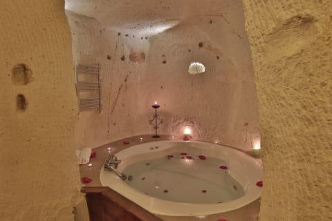 Honeymoon Room | Bathroom | Combined shower/tub, deep soaking tub, free toiletries, hair dryer