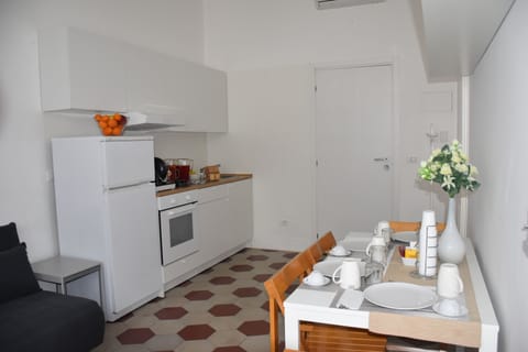 Deluxe Apartment | Private kitchen | Highchair