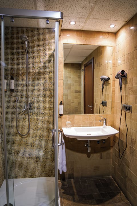 City Double Room | Bathroom | Shower, designer toiletries, hair dryer, bidet