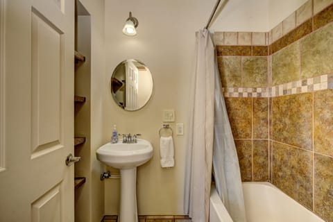 Duplex, 3 Bedrooms, Non Smoking | Bathroom | Shower, hydromassage showerhead, free toiletries, hair dryer