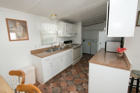 Standard Cottage, 3 Bedrooms, Non Smoking | Private kitchen | Fridge, microwave, coffee/tea maker