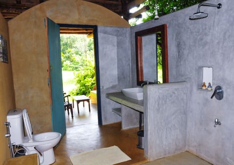 Deluxe Tree House, 1 Bedroom, Balcony, Garden View | Bathroom | Shower, free toiletries, towels, soap