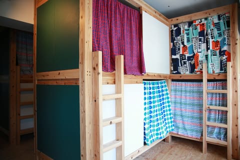 16 Mixed Dorm Room | Free WiFi, bed sheets