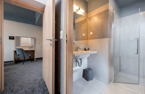 Suite | Bathroom | Shower, free toiletries, hair dryer, towels