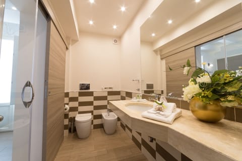 Double or Twin Room (King) | Bathroom | Shower, free toiletries, hair dryer, bidet