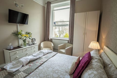 Double Room, 1 Double Bed | Iron/ironing board, free WiFi, bed sheets