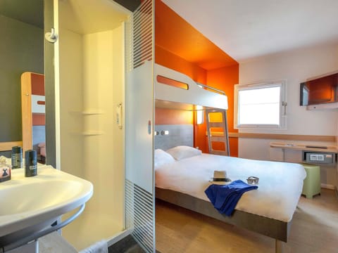 Triple Room, Multiple Beds | In-room safe, soundproofing, free cribs/infant beds, free WiFi