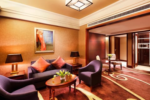 Executive Suite, 1 King Bed, Non Smoking | Premium bedding, minibar, in-room safe, desk