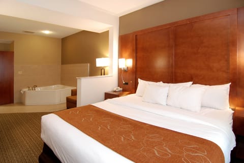 Suite, 1 King Bed, Non Smoking (Upgrade) | In-room safe, desk, blackout drapes, iron/ironing board