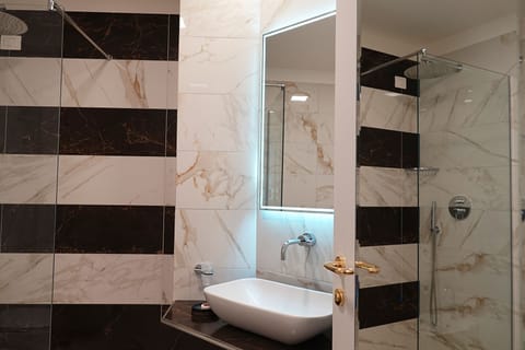 Junior Suite | Bathroom | Combined shower/tub, free toiletries, hair dryer, bidet