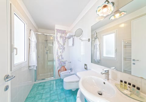 Junior Suite with sea view terrace and jacuzzi | Bathroom | Hair dryer, bathrobes, slippers, bidet