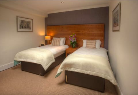 Executive Twin Room (2 Single beds) | In-room safe, individually decorated, individually furnished, desk